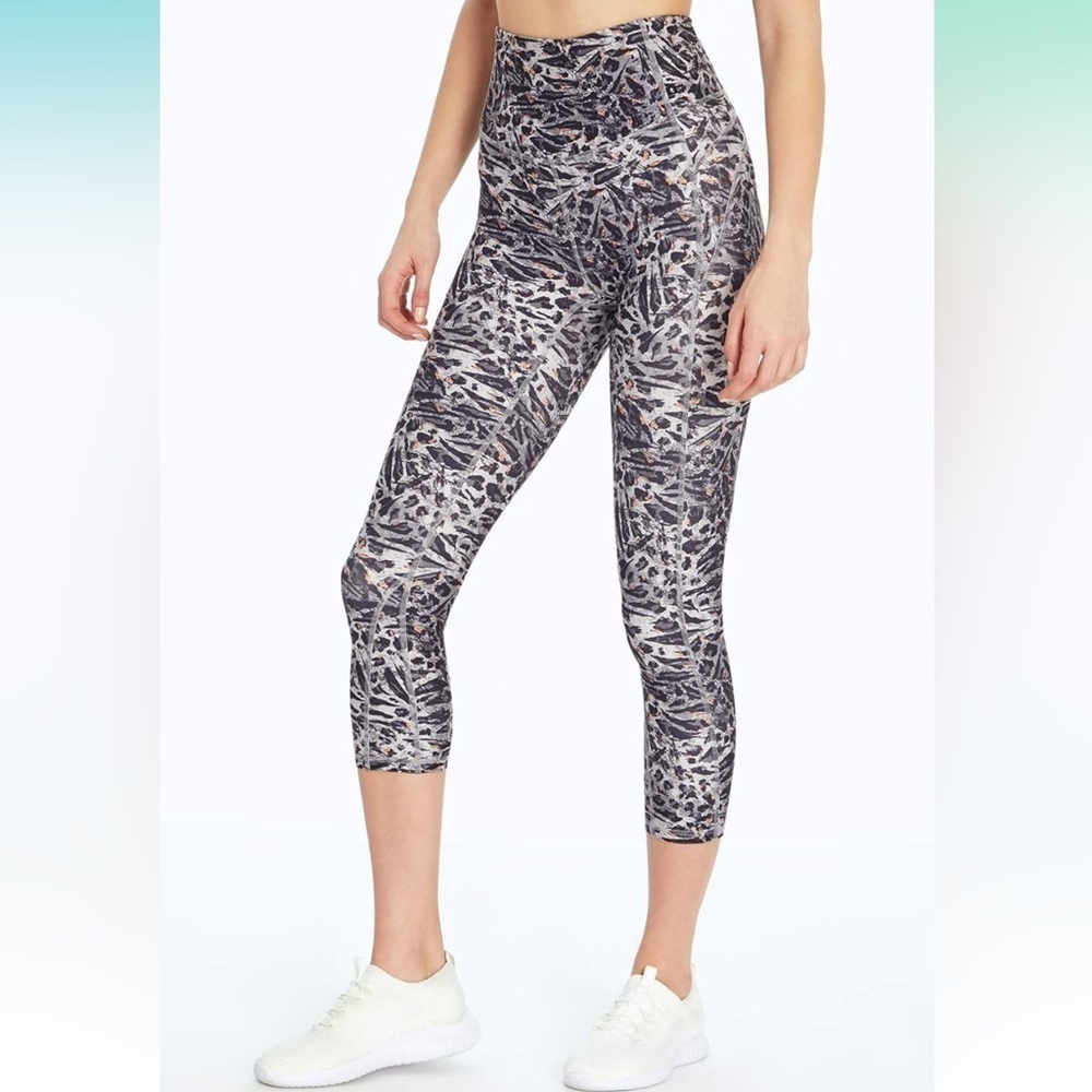 Marika Women's Sz Medium Mid-Rise Capri Legging Sharp Leopard Canteloupe Stretch